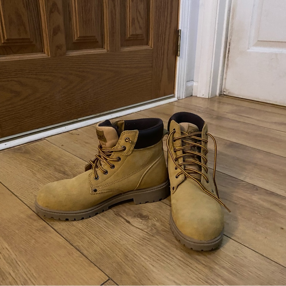 Women’s Hiking Boots